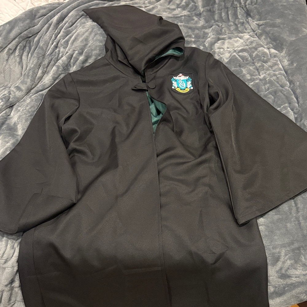 Harry potter wizard cloak Slytherin.
